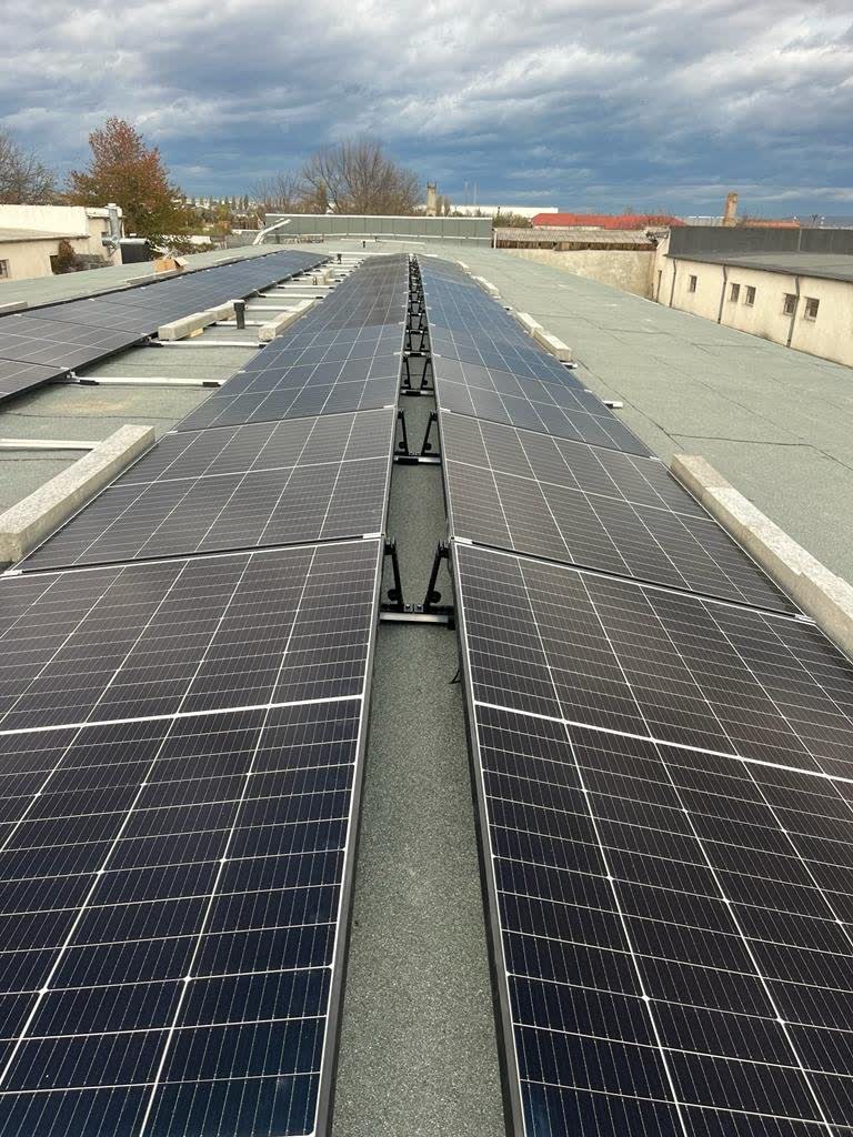 Sistem fotovoltaic comercial realizat de FirmaTa